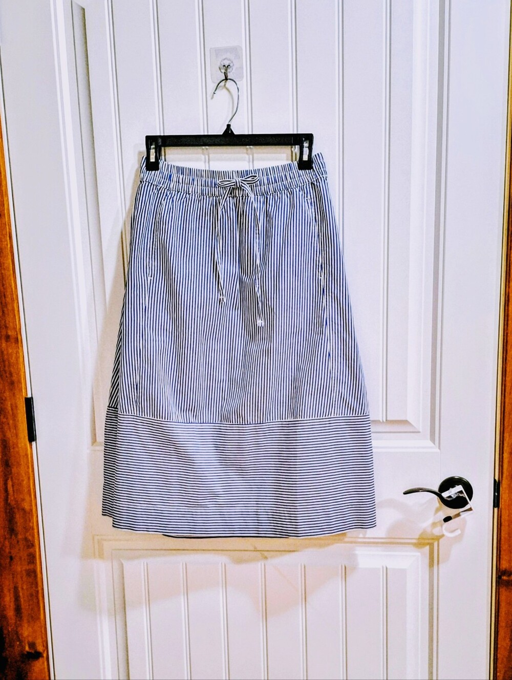 NWT Free Assembly white/blue vertical striped skirt with two pockets